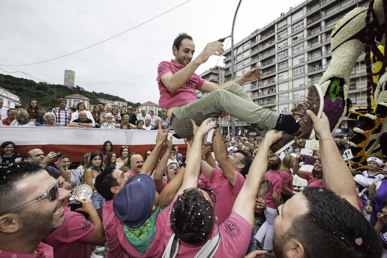 Fotos: La carroza &#039;Evolución&#039;, del conjunto Agrupa-2, gana la Batalla de Flores de Laredo