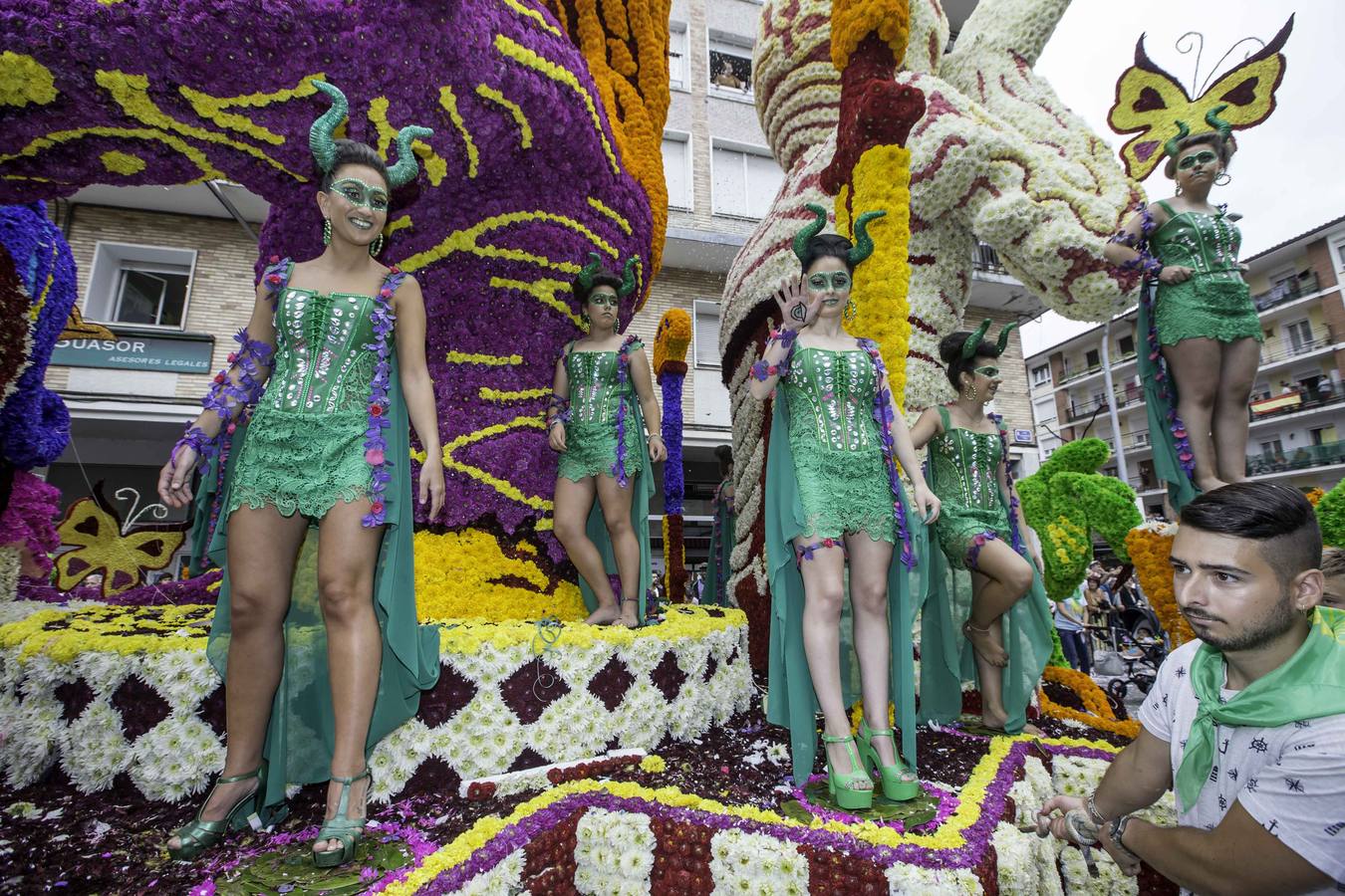 Fotos: La carroza &#039;Evolución&#039;, del conjunto Agrupa-2, gana la Batalla de Flores de Laredo