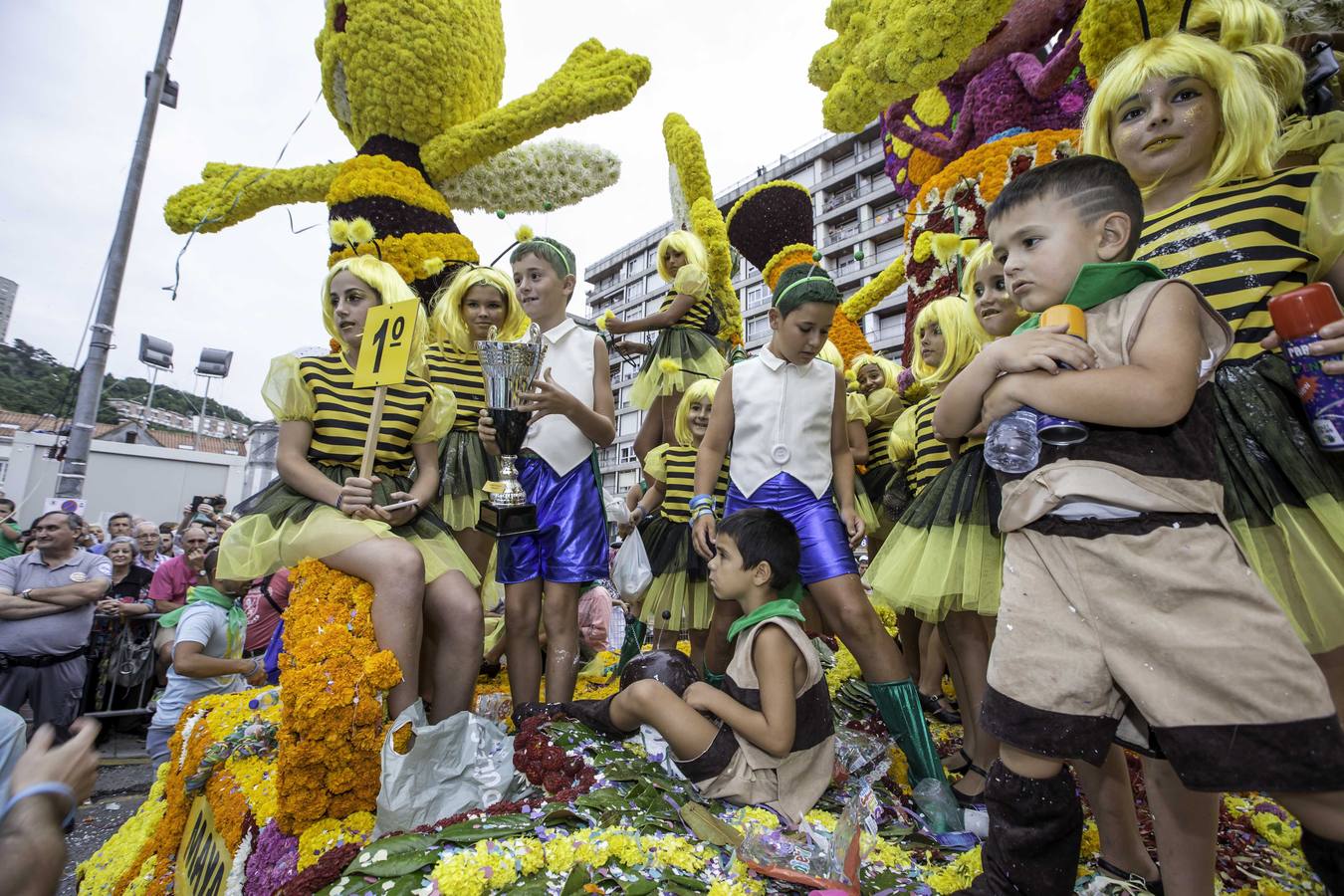 Fotos: La carroza &#039;Evolución&#039;, del conjunto Agrupa-2, gana la Batalla de Flores de Laredo