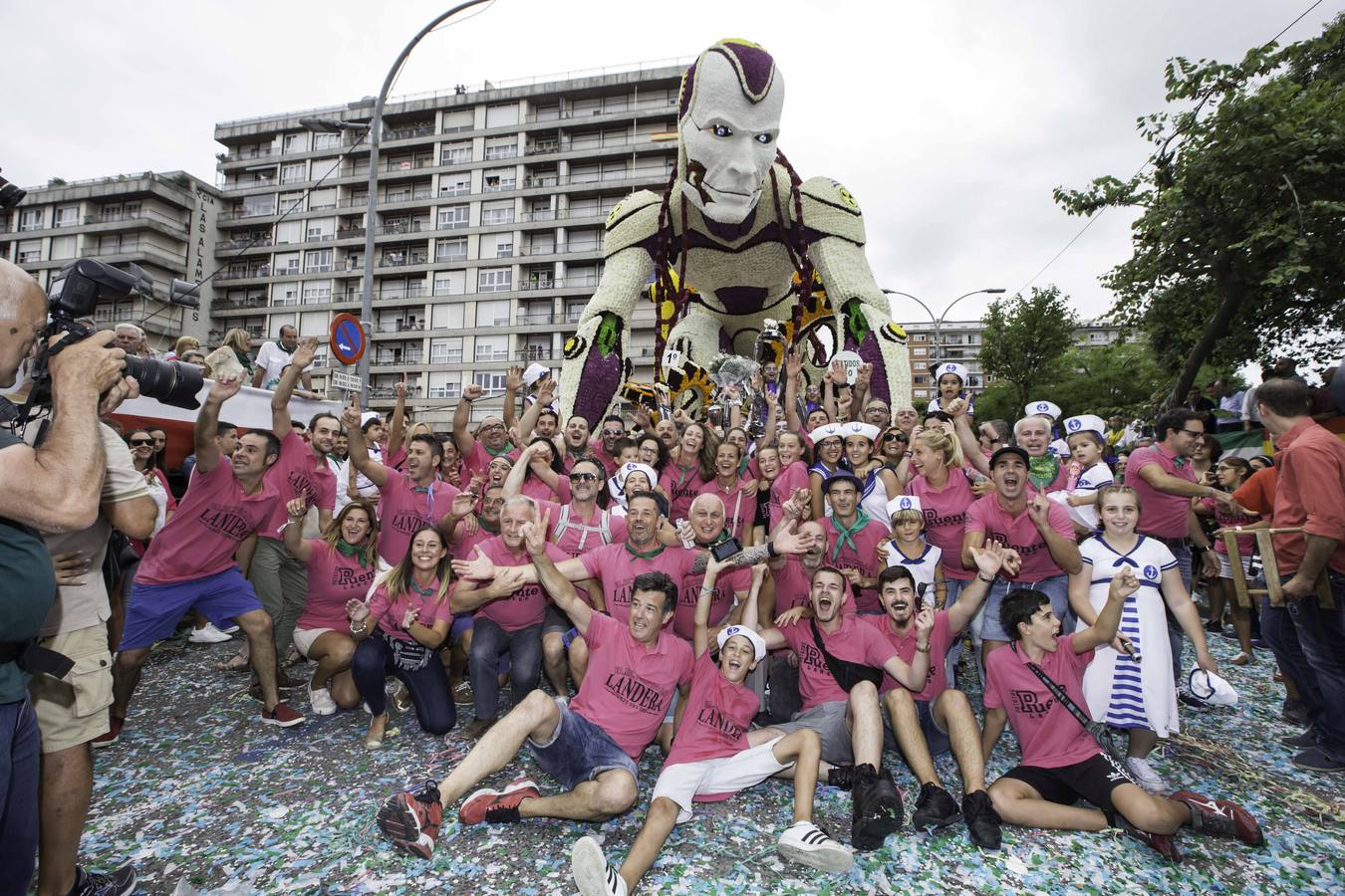 Fotos: La carroza &#039;Evolución&#039;, del conjunto Agrupa-2, gana la Batalla de Flores de Laredo