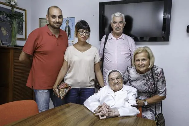 Sor Sagrario celebró su 99 cumpleaños con familiares y amigos en la Cocina Económica. 