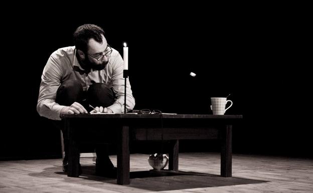 Imagen principal - Arriba: 'Vu', una función para los que aman el humor inteligente. Debajo, la danza resurge con 'La Espiral Contemporánea', V Semana de Coreógrafos Emergentes. La propuesta de la compañía Psirc, bajo el nombre de 'Acrometría', podrá verse en el anfiteatro del Centro Botín