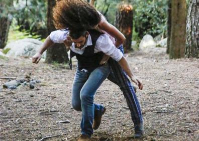 Imagen secundaria 1 - Arriba: 'Vu', una función para los que aman el humor inteligente. Debajo, la danza resurge con 'La Espiral Contemporánea', V Semana de Coreógrafos Emergentes. La propuesta de la compañía Psirc, bajo el nombre de 'Acrometría', podrá verse en el anfiteatro del Centro Botín