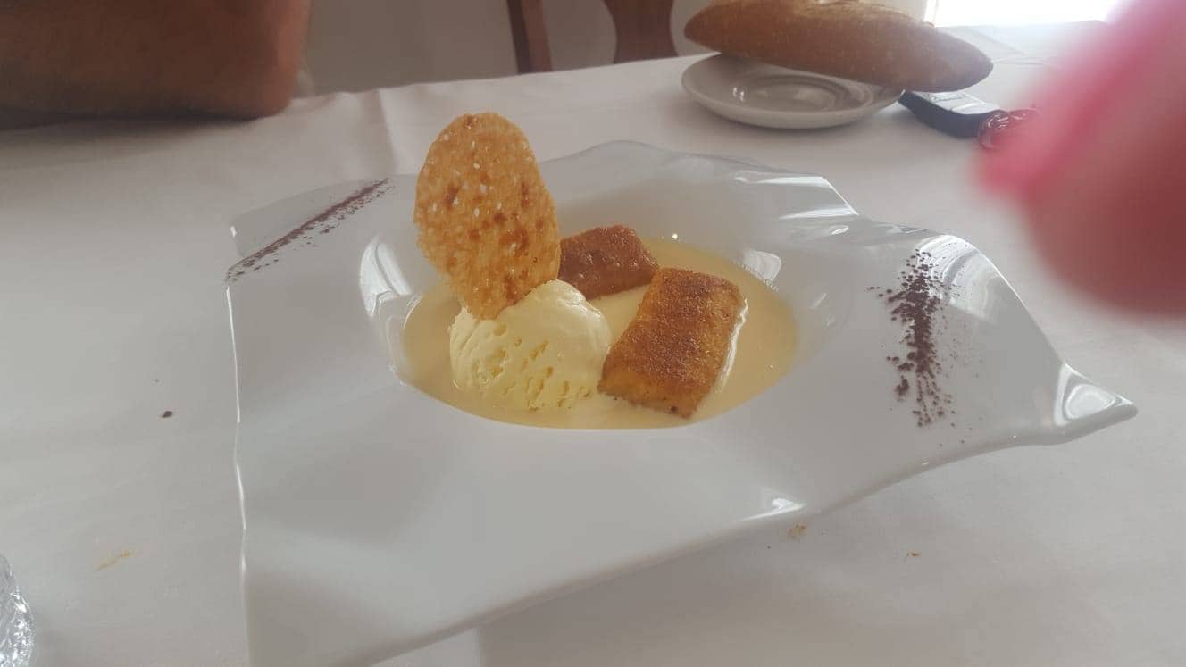 Imagen secundaria 2 - Arriba, pastel de bacalao. Abajo, albóndigas de chipirón en tinta y torrija de sobao con helado de vainilla.