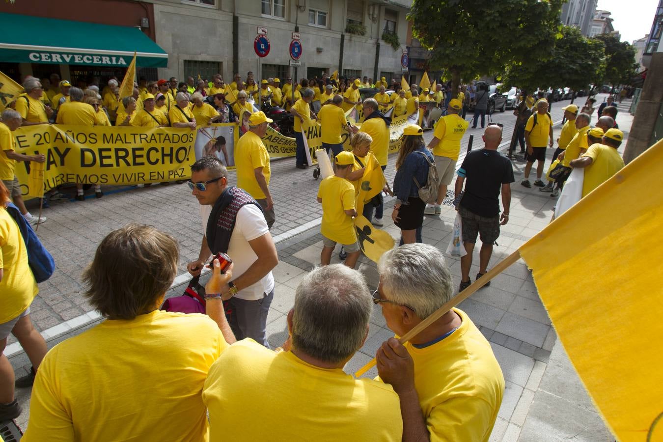 Fotos: Los afectados por los derribos piden la dimisión de Revilla en la puerta del Gobierno