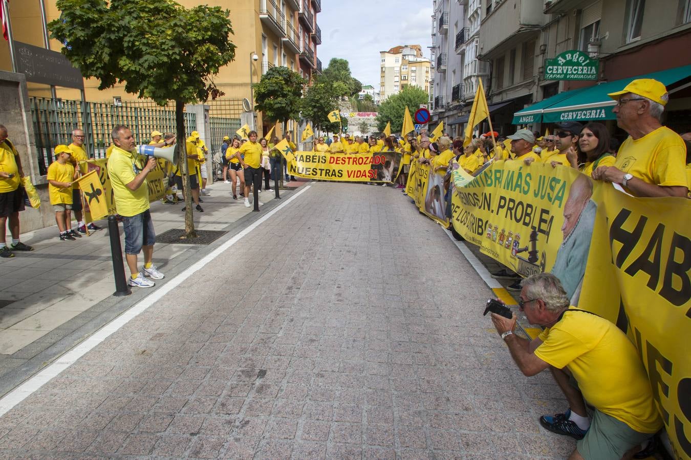 Fotos: Los afectados por los derribos piden la dimisión de Revilla en la puerta del Gobierno