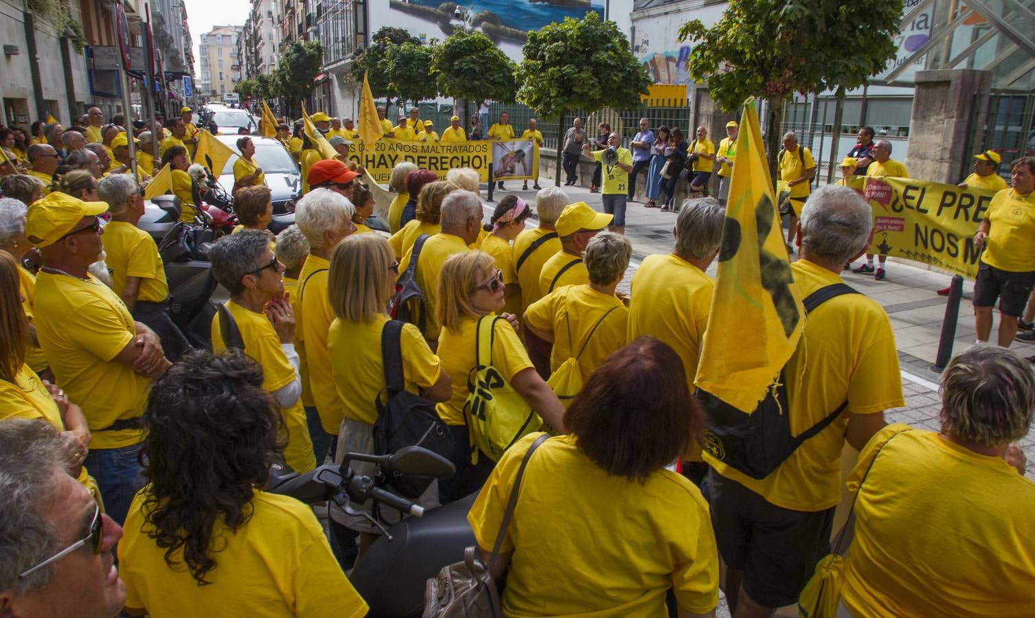 Fotos: Los afectados por los derribos piden la dimisión de Revilla en la puerta del Gobierno