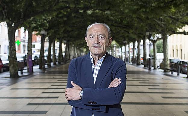 Francisco Javier López Marcano, en la Avenida de España de Torrelavega.