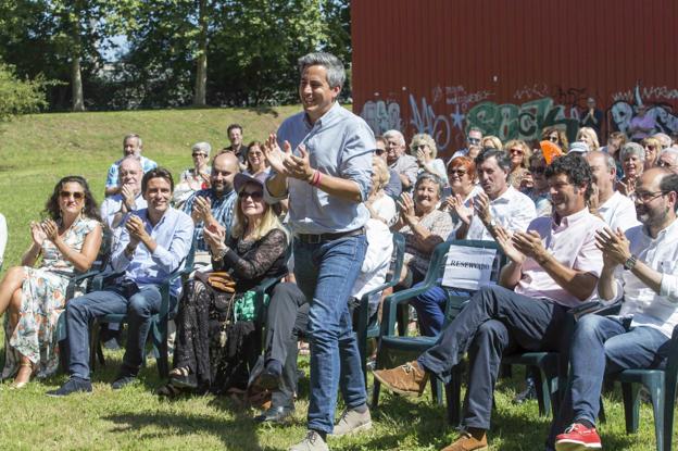 Pablo Zuloaga se dirige al estrado en la 'Fiesta de la Rosa' que el PSOE celebró ayer en Torrelavega.