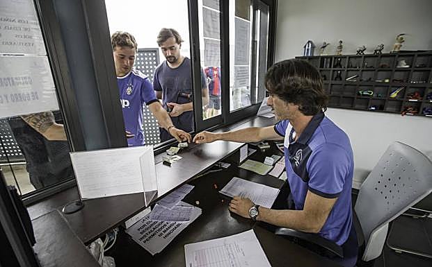 Francisco Vega lleva un mes ocupándose del control del complejo municipal de Guarnizo. 