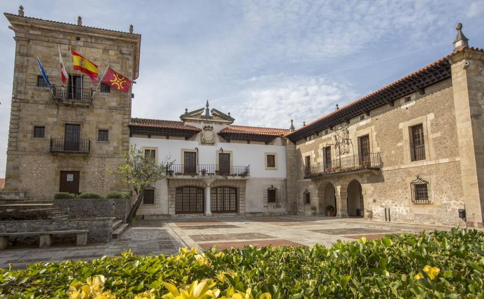 El palacio del Marqués de Villapuente es la actual sede del Ayuntamiento de Camargo.