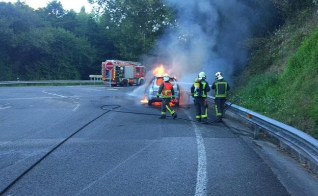 Un coche se incendia en la autovía A-8, en Guriezo