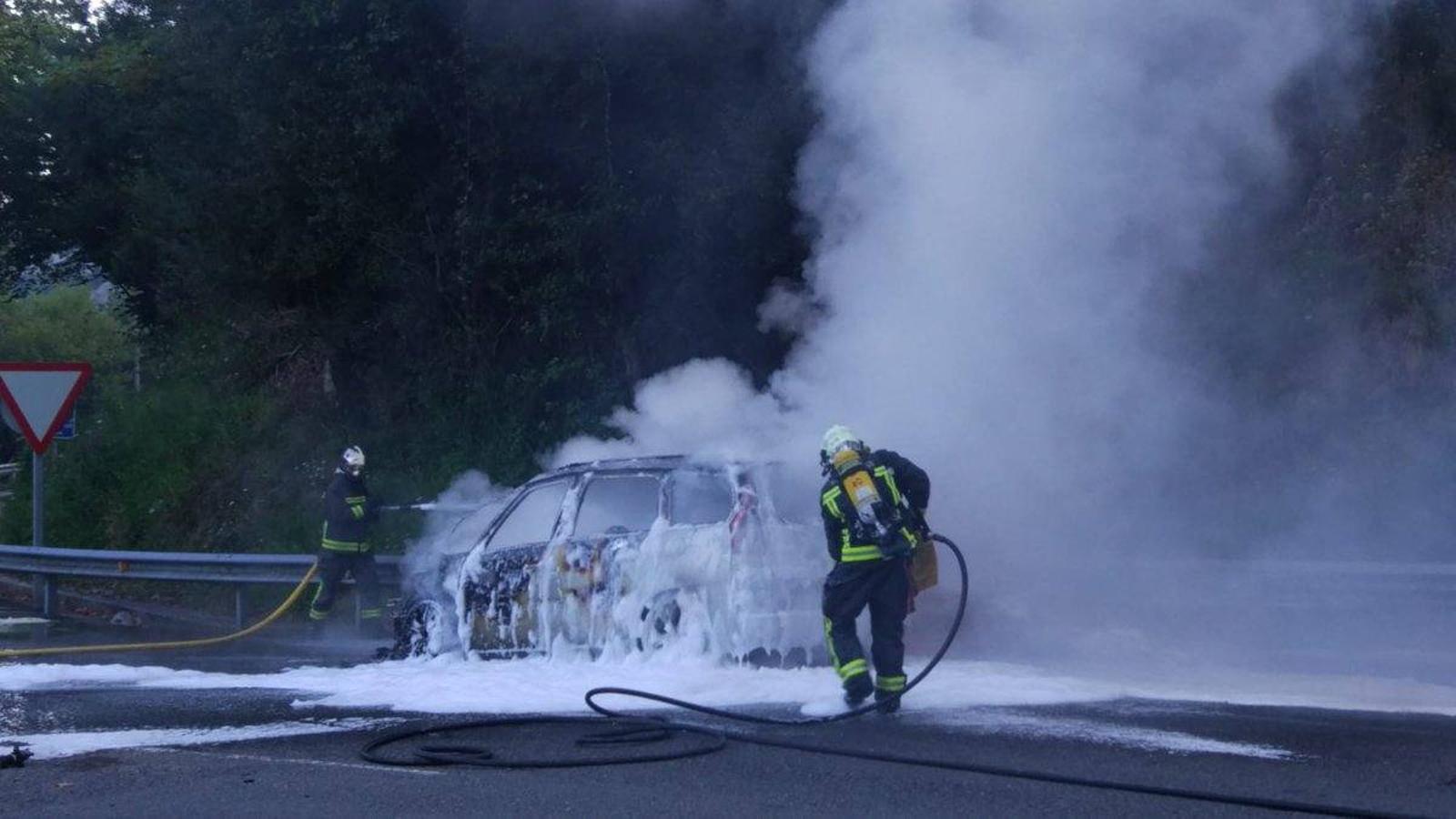 Fotos: Un coche se incendia en la A-8, en Guriezo