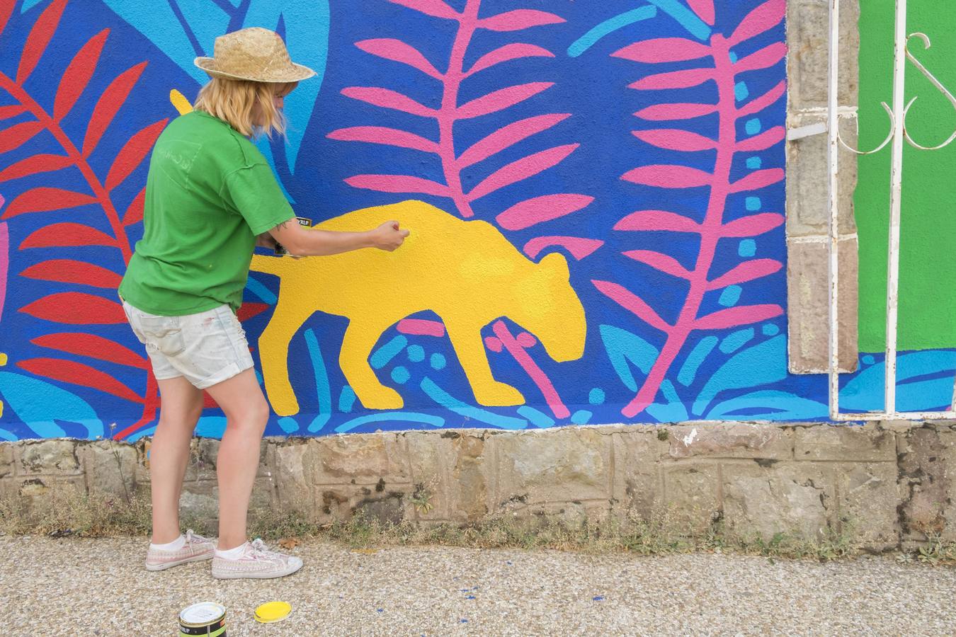 La pintora Lucía Polanco ha dejado su seña con un gran mural en la Avenida de Cantabria y Alberto Gallo tiene previsto representar un rincón perdido de Reinosa en la calle Mayor