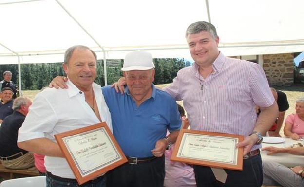 Rodolfo Fombellida y Luís Ángel Aguëros recibieron la distinción de Cofrades de Honor, entregada por Ricardo Heras. Fotografía: Pedro Álvarez