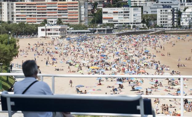 La jornada soleada de este jueves, día festivo en Santander, llenó las playas. En la imagen, la Segunda del Sardinero.