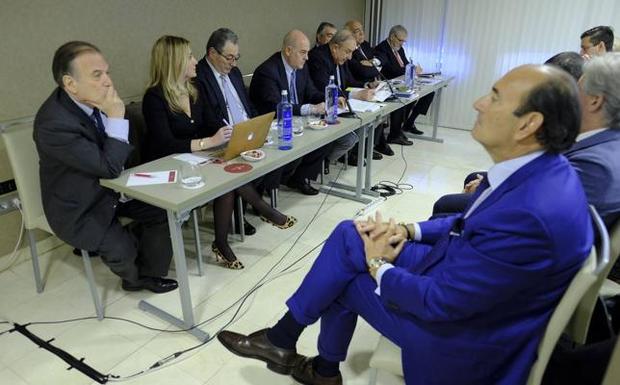 García Vallina, tercero por la izquierda en la mesa principal, y Félix Revuelta, con traje azul, en la Junta de Sniace de abril.