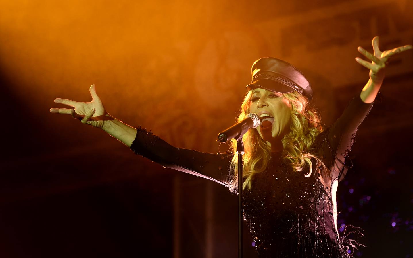 Fotografías del concierto solidario que este jueves ofreció Marta Sánchez en el marco del Festival Intercultural de las Naciones de Santander, a beneficio de la Asociación de Enfermos de Alzheimer de Cantabria y de la Asociación Brumas Cantabria, de Lucha contra el Paro Juvenil. 