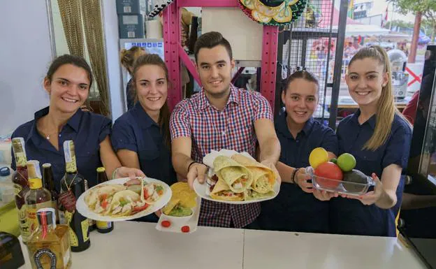 Representantes del stand Mexicano muestran algunas de las delicias típicas que ofrecen. 