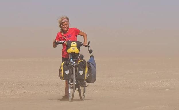 Cristina Spínola se enfrenta a una tormenta de arena en el desierto de La Guajira (norte de Colombia)