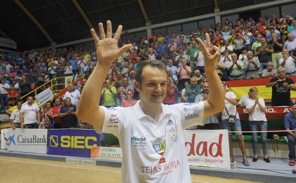 Óscar González celebra su título señalando con sus dedos un siete; el de sus siete entorchados (dos de ellos correspondientes al Interautonómico).