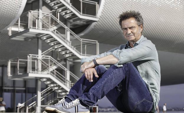 Luis Manso, sentado frente al Centro Botín