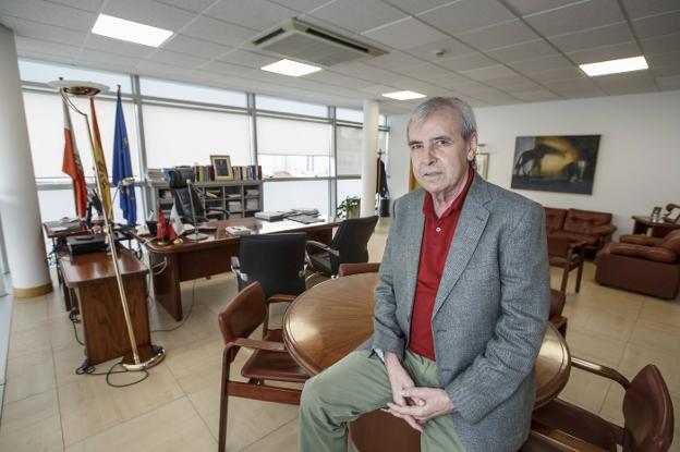 El consejero de Presidencia y Justicia, Rafael de la Sierra, posa en su despacho momentos antes de la entrevista.