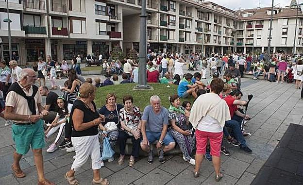 Vecinos y visitantes descansan y pasean en una concurrida Plaza de la Villa de Noja durante uno de los últimos días festivos de esta semana
