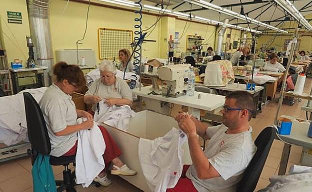Más de medio centenar de personas trabajan en la lavandería industrial del Paseo del Niño, el primer centro de empleo de Amica. 