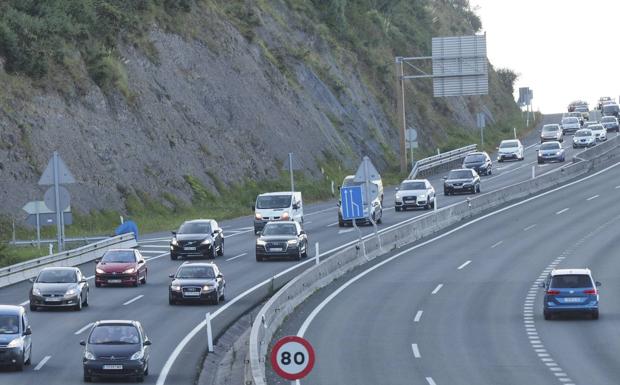 Las carreteras cántabras registraron ayer tráfico fluido durante casi toda la jornada. En la imagen, la A-8 ayer por la tarde. 