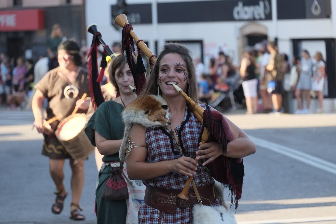 Cántabros y romanos acapararon la atención de un público entregado a la fiesta que cerró con su desfile general una multitudinaria edición 