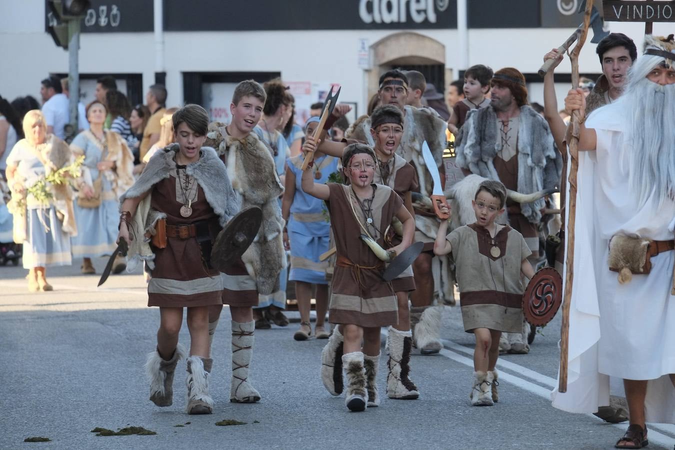 Cántabros y romanos acapararon la atención de un público entregado a la fiesta que cerró con su desfile general una multitudinaria edición 