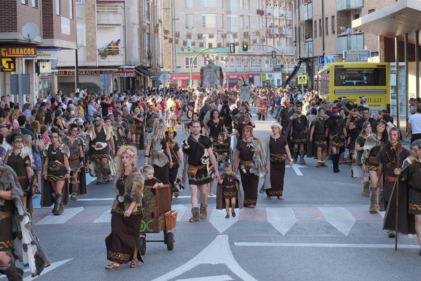 Cántabros y romanos acapararon la atención de un público entregado a la fiesta que cerró con su desfile general una multitudinaria edición 