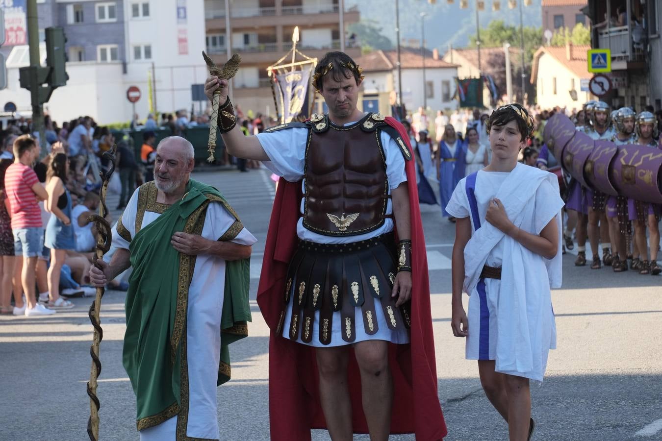 Cántabros y romanos acapararon la atención de un público entregado a la fiesta que cerró con su desfile general una multitudinaria edición 