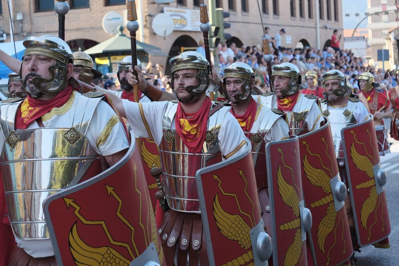 Cántabros y romanos acapararon la atención de un público entregado a la fiesta que cerró con su desfile general una multitudinaria edición 