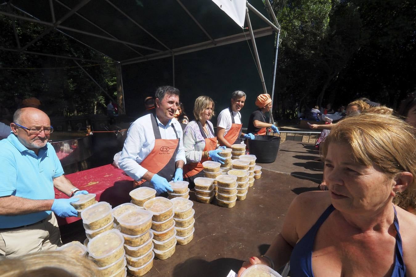 Fotos: Cocido montañés para celebrar en Punta Parayas la Fiesta de la Convivencia de los Pueblos