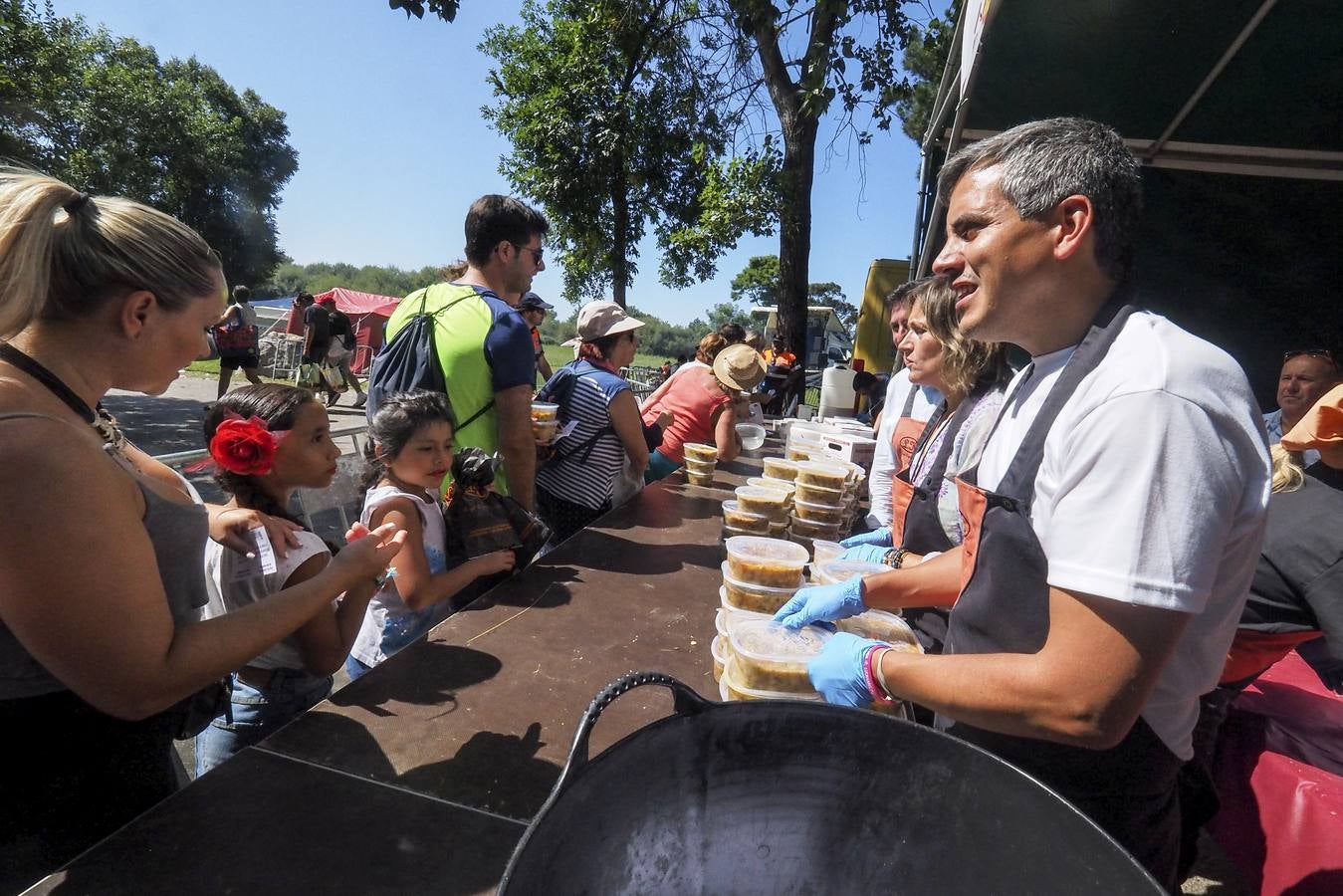 Fotos: Cocido montañés para celebrar en Punta Parayas la Fiesta de la Convivencia de los Pueblos