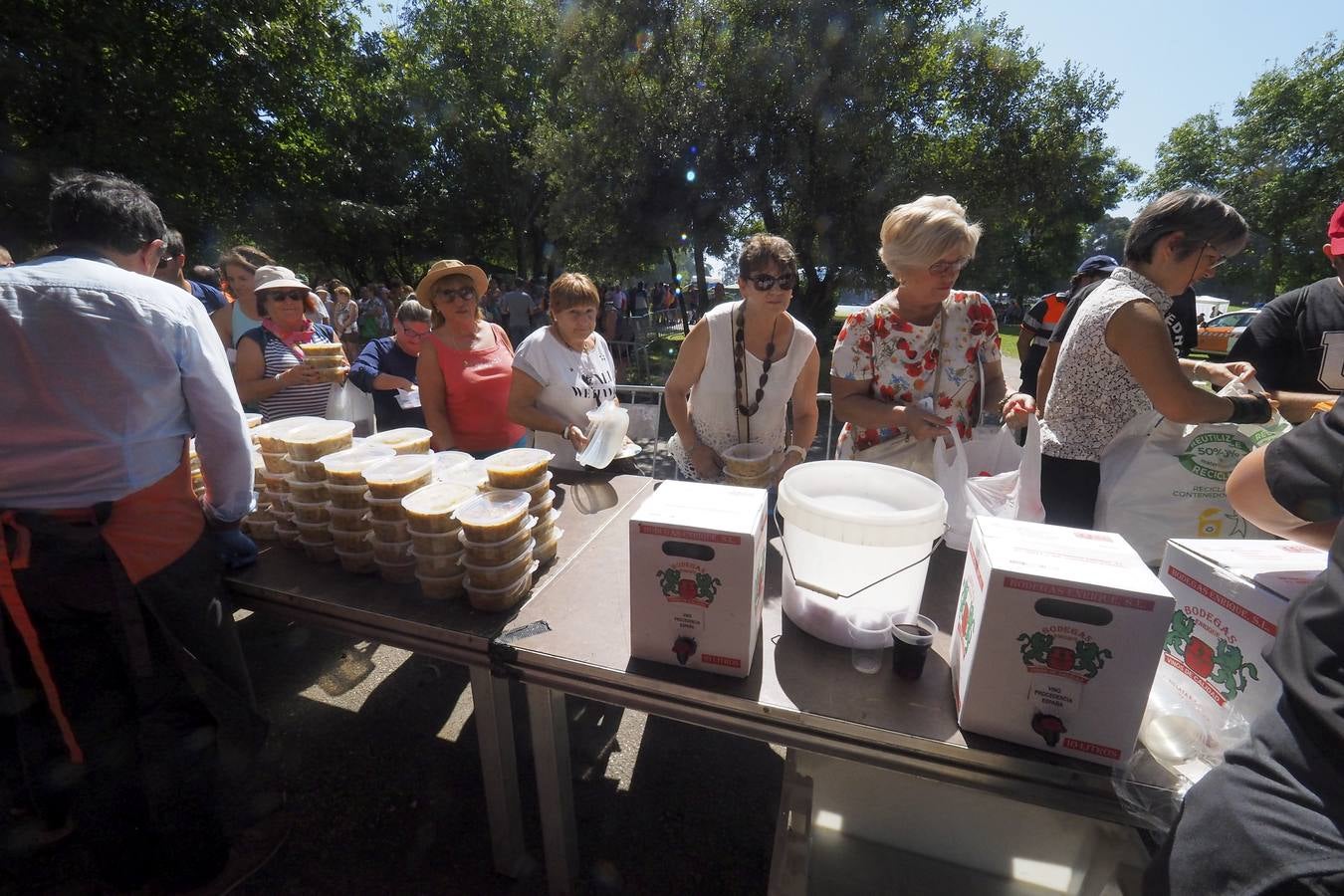 Fotos: Cocido montañés para celebrar en Punta Parayas la Fiesta de la Convivencia de los Pueblos