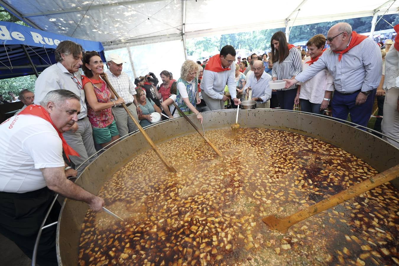 Esta celebración, declarada de Interés Turístico Regional, ha atraído un año más a multitud de visitantes y vecinos a la tradicional campa, donde se han repartido miles de raciones del guiso montañés