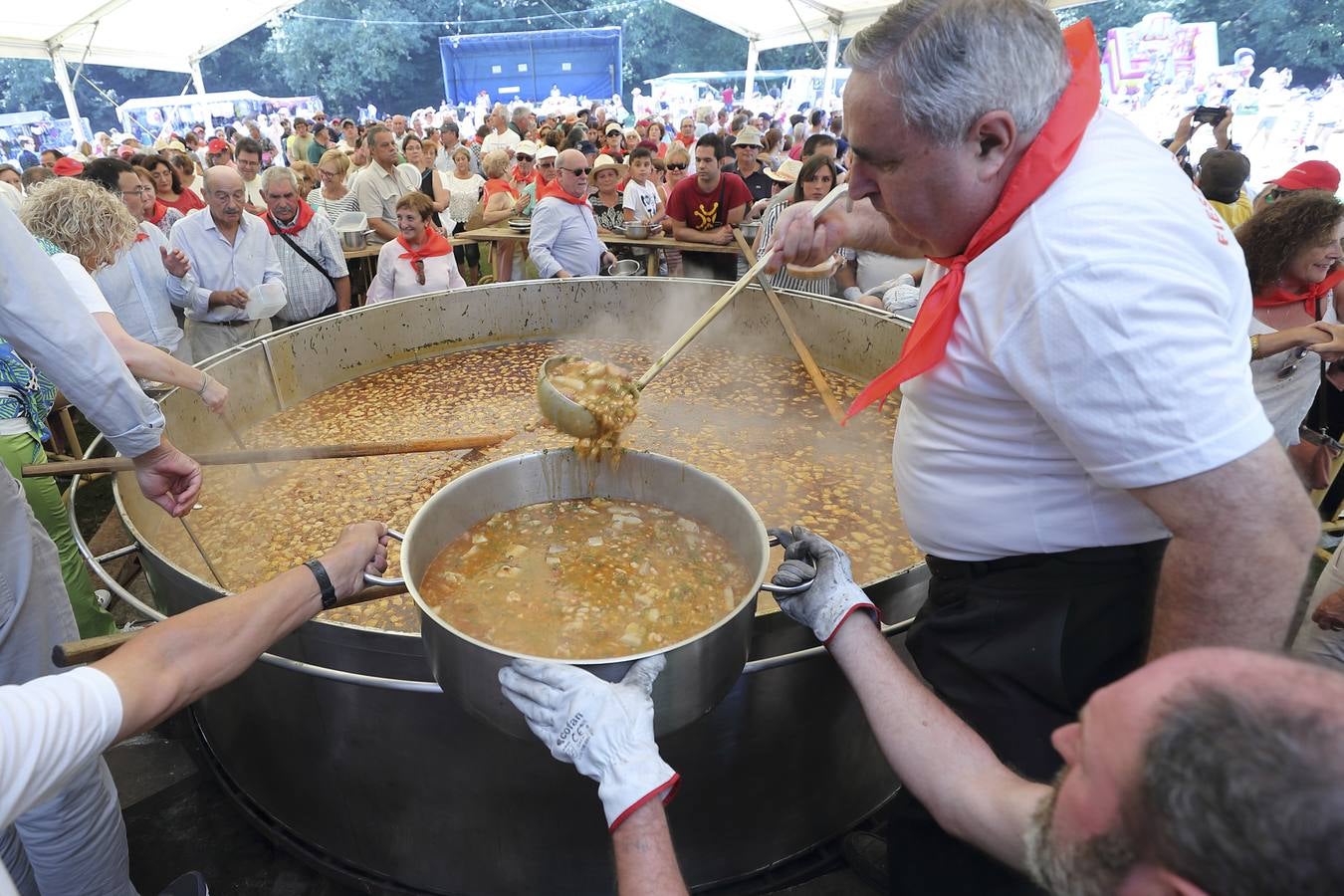 Esta celebración, declarada de Interés Turístico Regional, ha atraído un año más a multitud de visitantes y vecinos a la tradicional campa, donde se han repartido miles de raciones del guiso montañés