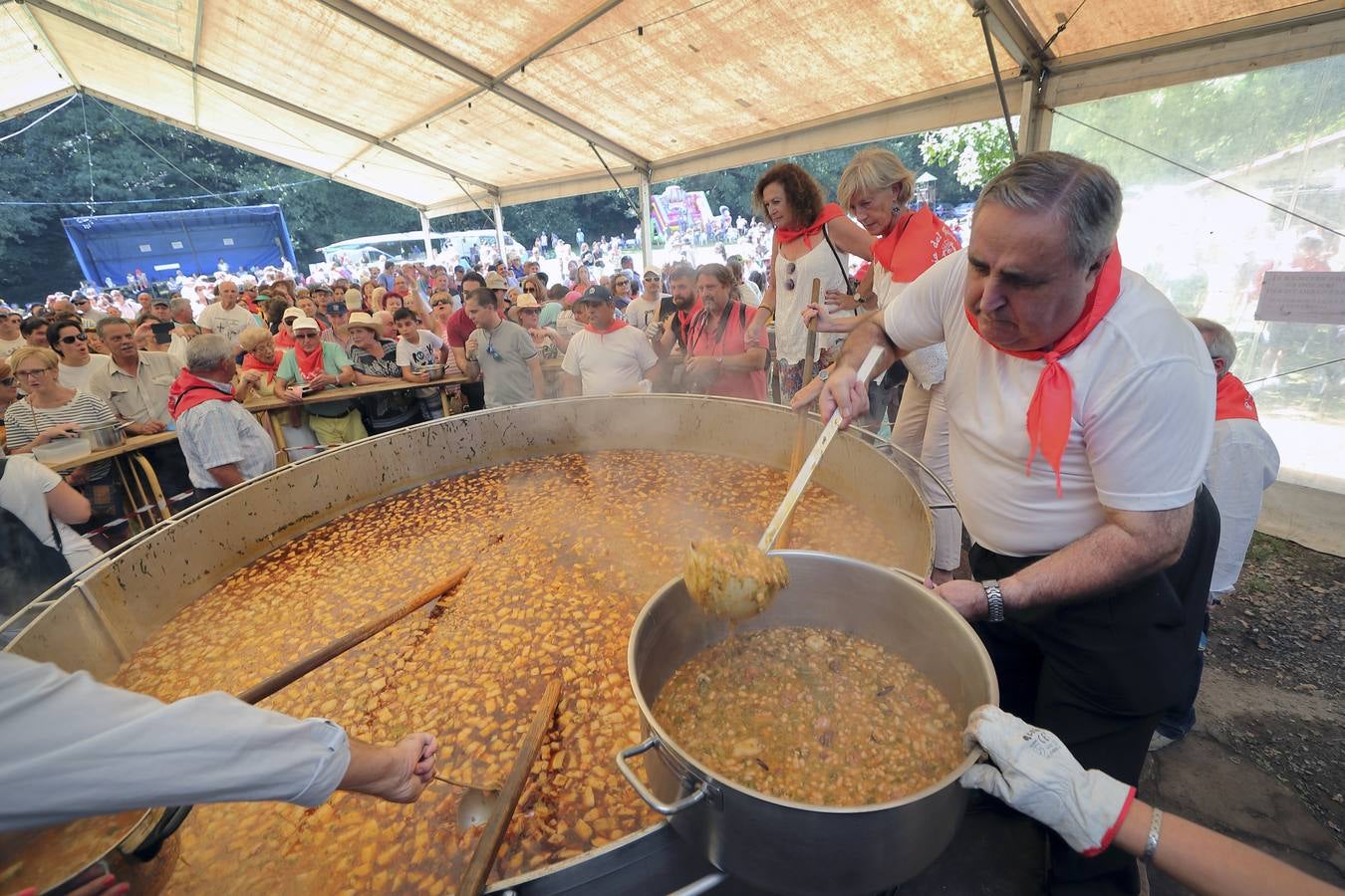 Esta celebración, declarada de Interés Turístico Regional, ha atraído un año más a multitud de visitantes y vecinos a la tradicional campa, donde se han repartido miles de raciones del guiso montañés