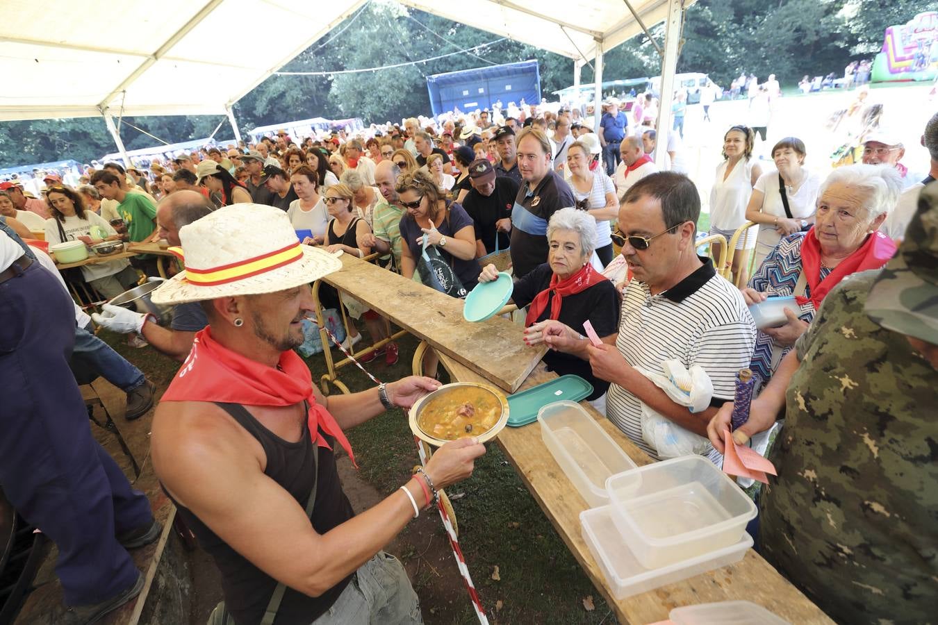 Esta celebración, declarada de Interés Turístico Regional, ha atraído un año más a multitud de visitantes y vecinos a la tradicional campa, donde se han repartido miles de raciones del guiso montañés