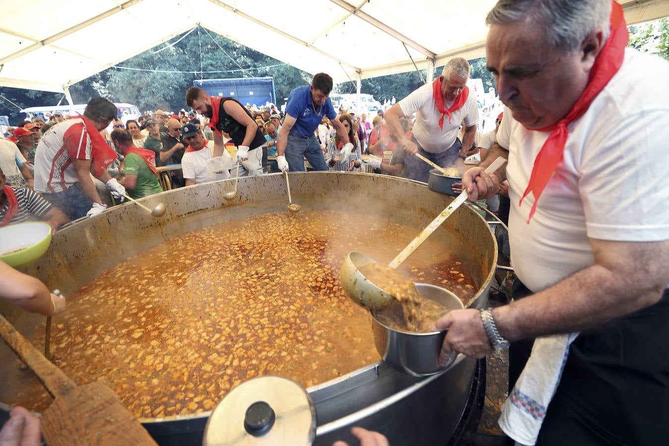 Esta celebración, declarada de Interés Turístico Regional, ha atraído un año más a multitud de visitantes y vecinos a la tradicional campa, donde se han repartido miles de raciones del guiso montañés