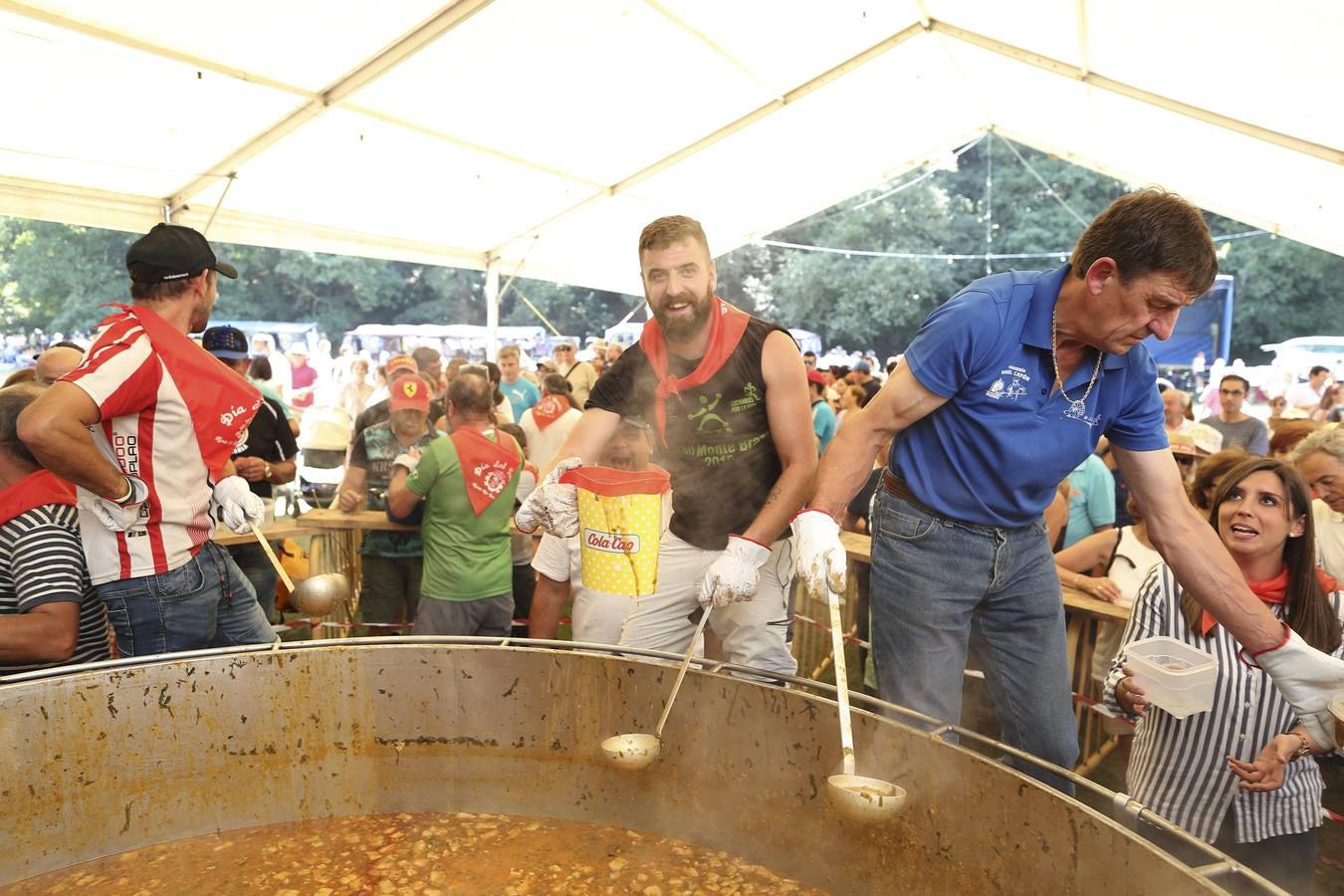 Esta celebración, declarada de Interés Turístico Regional, ha atraído un año más a multitud de visitantes y vecinos a la tradicional campa, donde se han repartido miles de raciones del guiso montañés