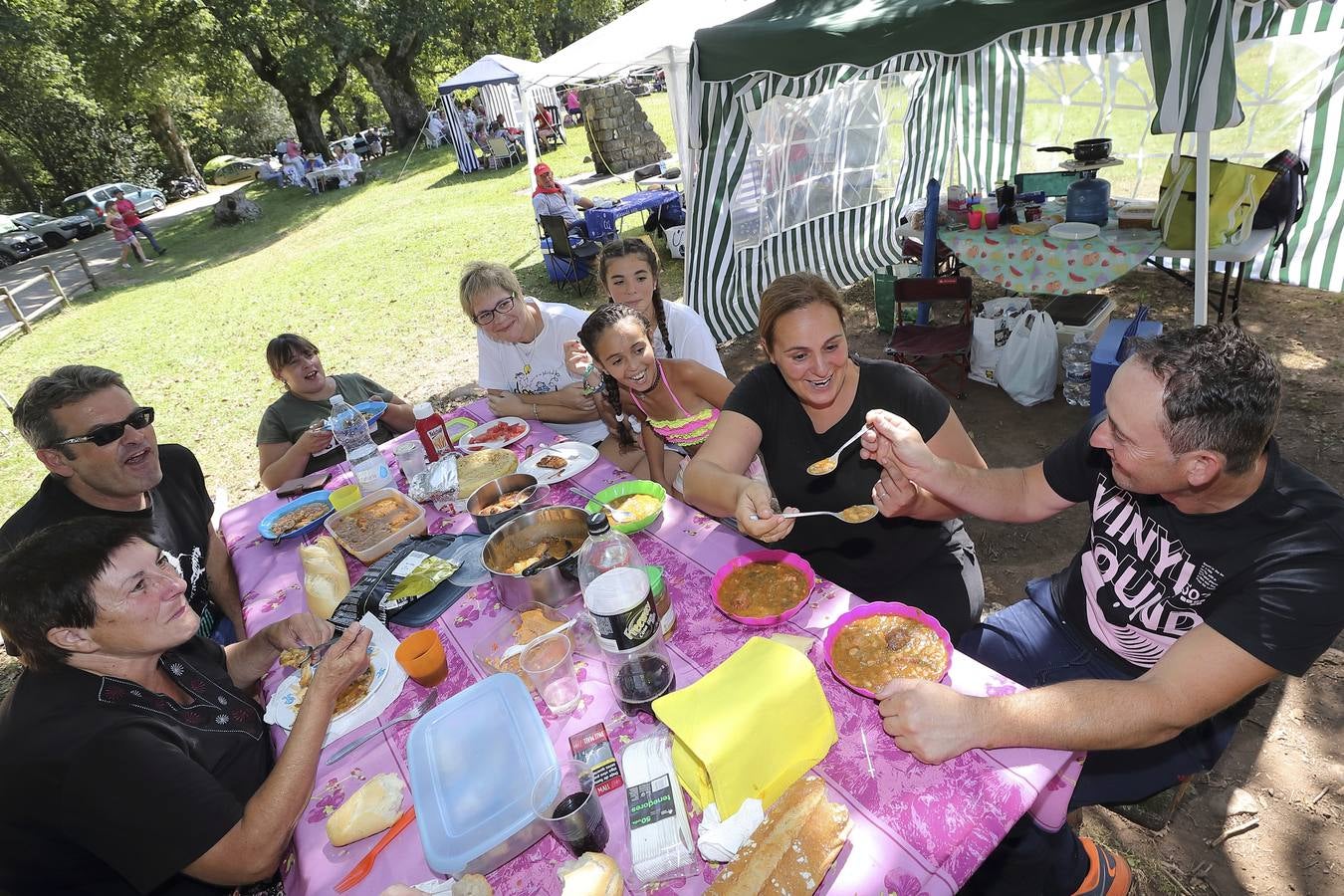 Esta celebración, declarada de Interés Turístico Regional, ha atraído un año más a multitud de visitantes y vecinos a la tradicional campa, donde se han repartido miles de raciones del guiso montañés