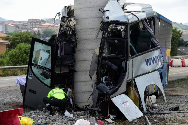 Varios muertos y decenas de heridos tras chocar un autobús contra un pilar de hormingón