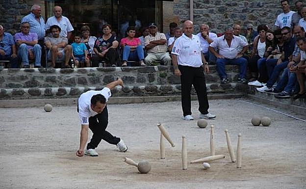 Oscar González birlando en la bolera de Cosgaya. Fotografía
