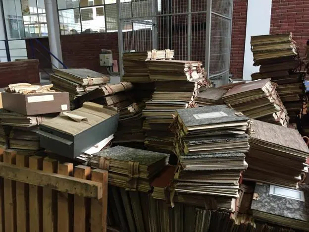 Los documentos franquistas del Archivo Municipal fueron almacenados en una nave en Candina. :: dm
