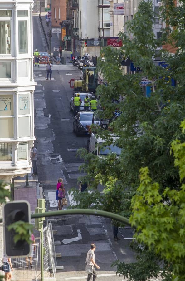 Los trabajos en este céntrico vial de la capital cántabra se prolongarán por espacio de tres meses, hasta el puente de la Constitución