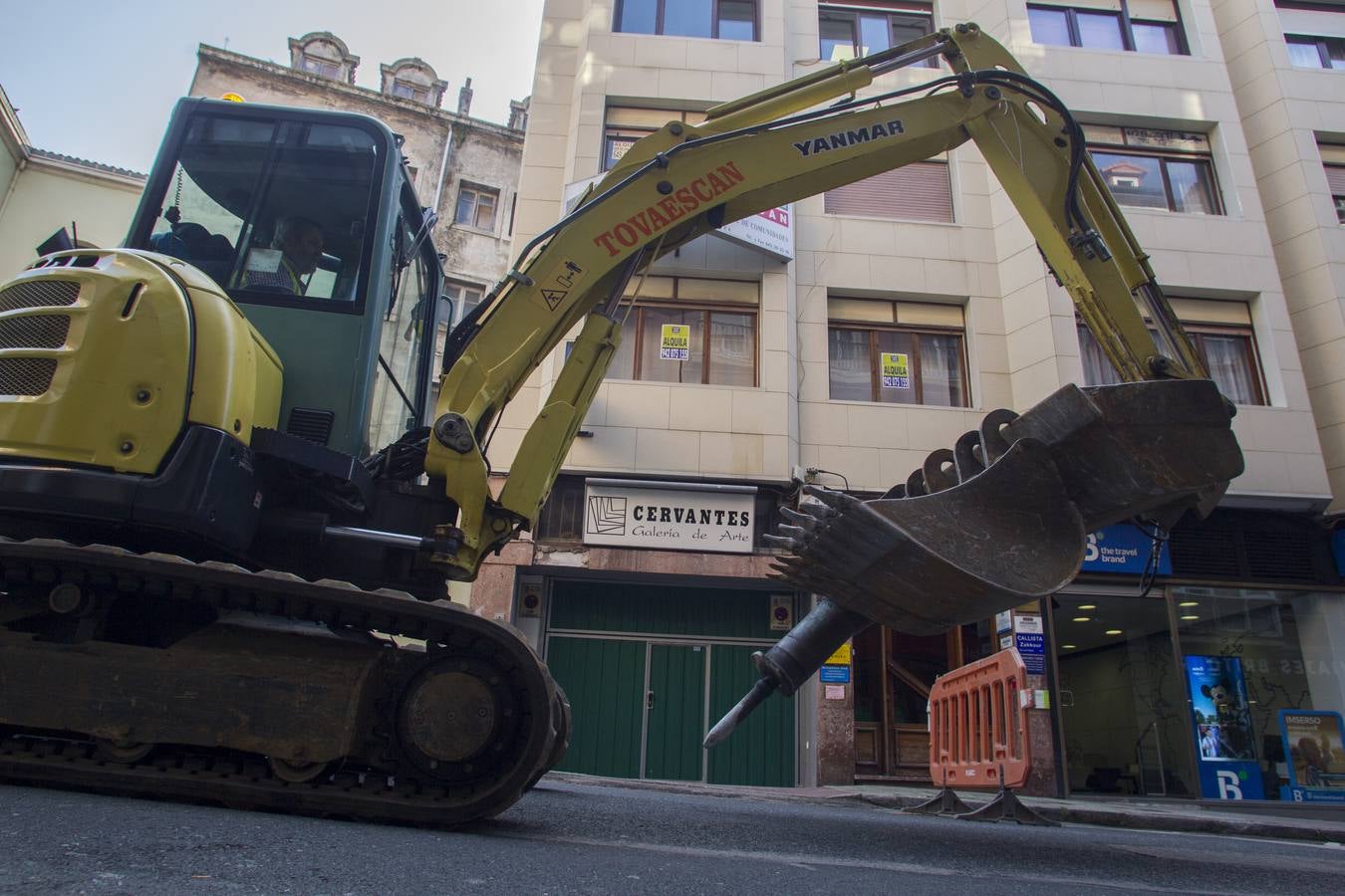 Los trabajos en este céntrico vial de la capital cántabra se prolongarán por espacio de tres meses, hasta el puente de la Constitución